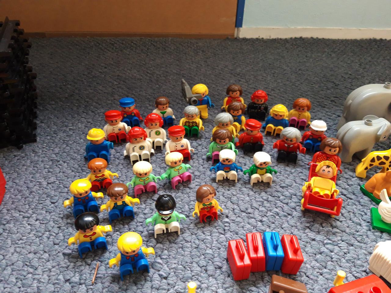 Veel duplo (dierentuin, trein, brandweer, ziekenauto’s enz.)