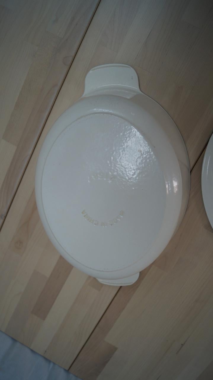 Witte ovale gietijzeren braadpan van IKEA.