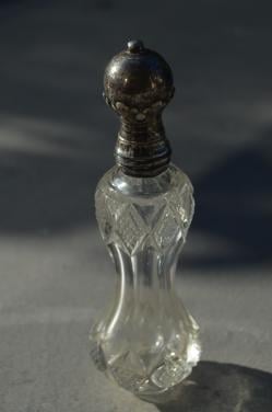 Fraai parfumflesje / odeurflacon zilveren dop