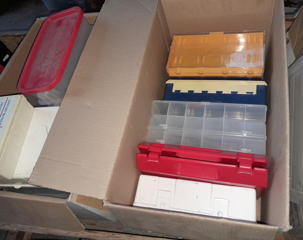 Partij div kunststof hobby koffers en opberg dozen met vakverdeling