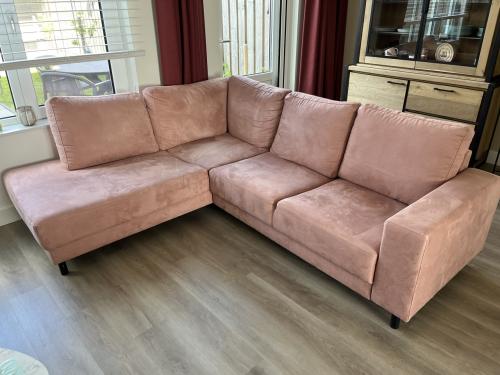 Roze hoekbank zo goed als nieuw !