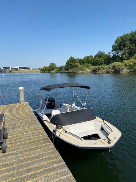 Speedboot Beekman 440 met supervette motor, zwemtrap, zonnescherm, trailer,