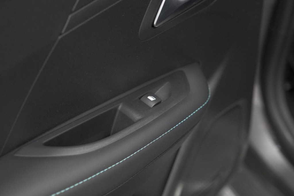 Peugeot 208 puretech 100 allure pack | camera | apple carplay | stoelverwar