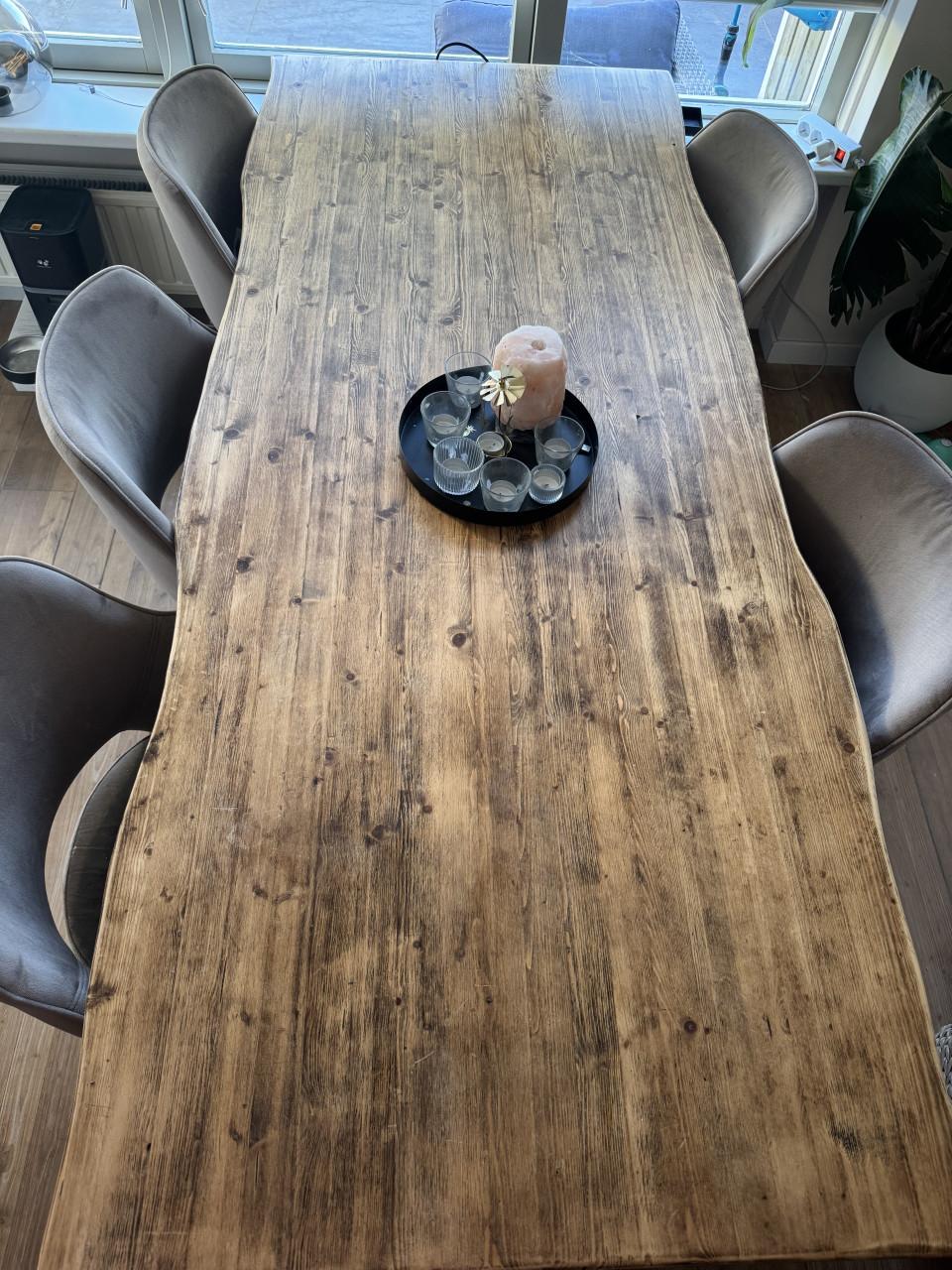 Robuuste eettafel met metalen poot