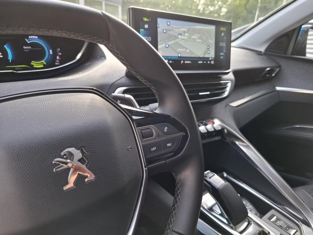 Peugeot 3008 suv 1.6 hybrid 225 eat8 automaat road trip nav/cam