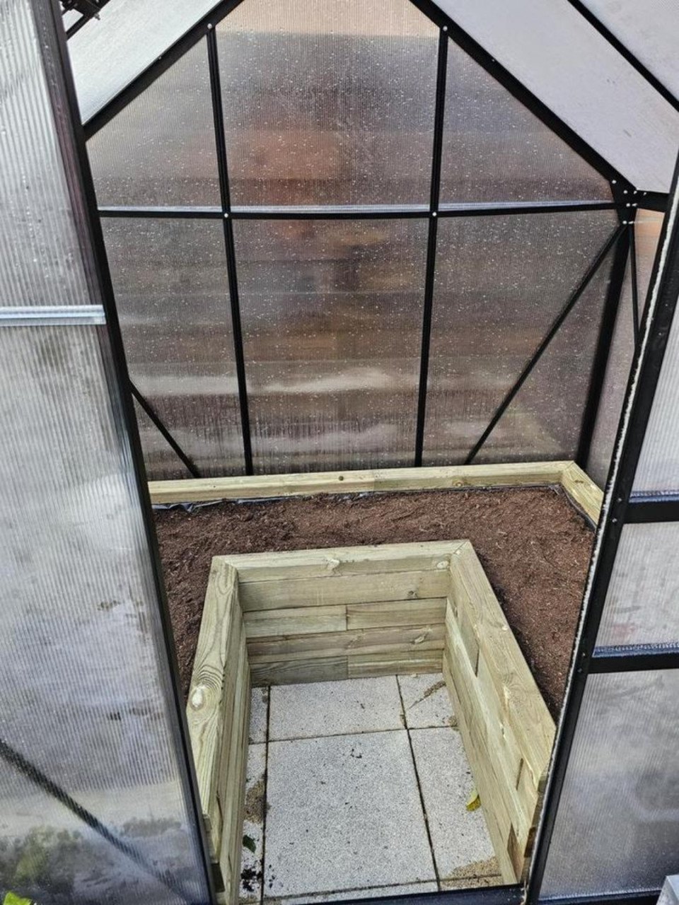 Tuinkas Vitavia comet 2500 en plantenbak van Woodblocx