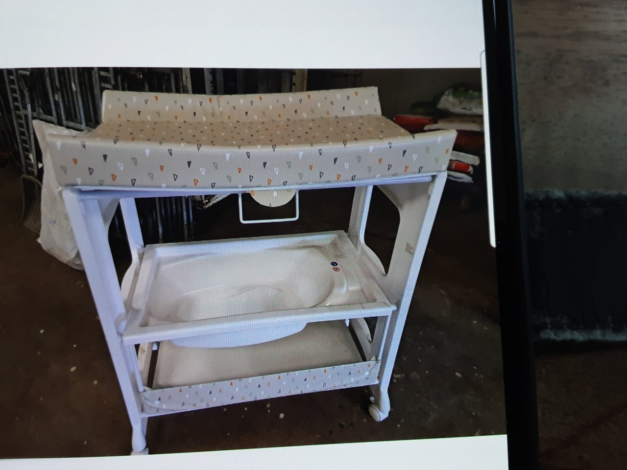 Verzorgings tafel met badje en 2 aankleed kussens als nieuw