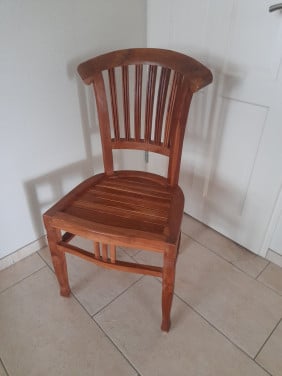 Leuke teak houten stoel (in goede staat )