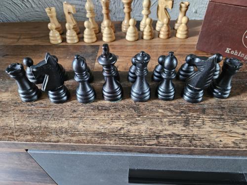 Grote Schaakstukken in leren kistje - Avento