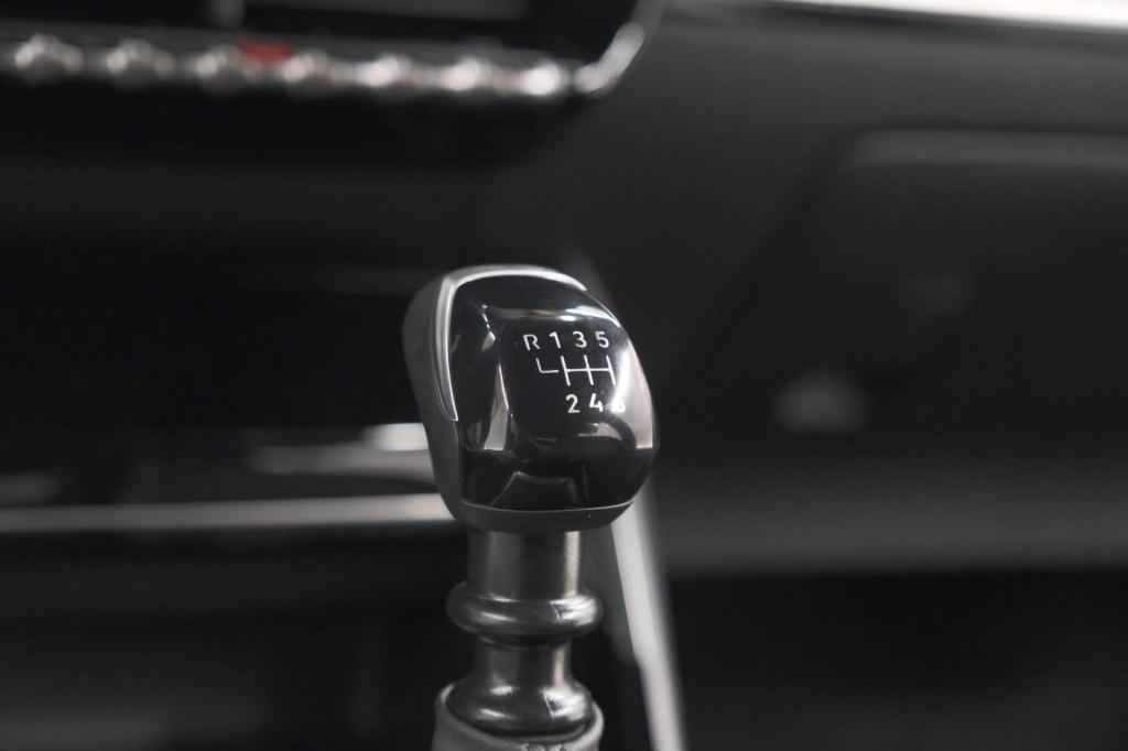 Peugeot 2008 puretech 100 allure | apple carplay | parkeersensoren | climat