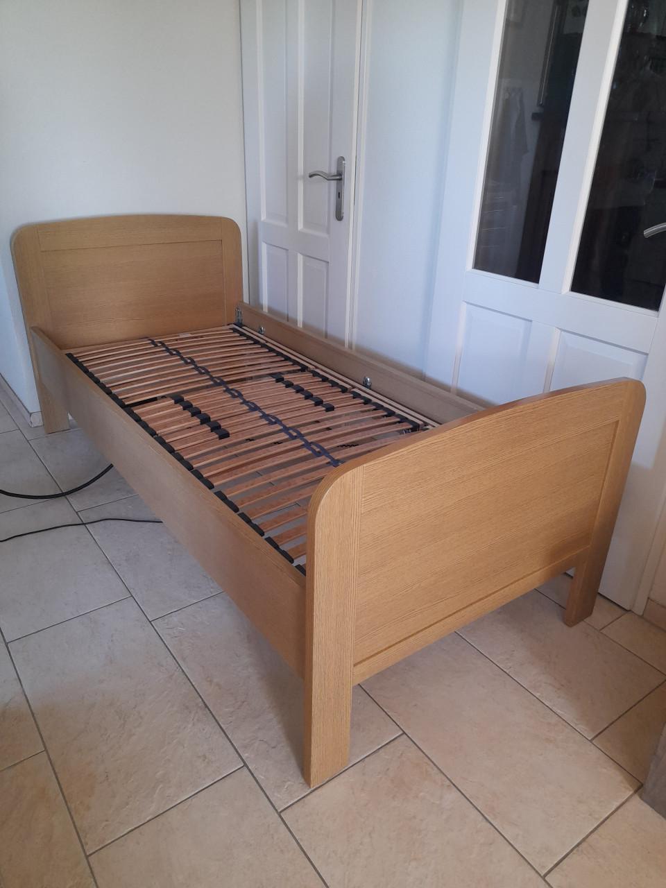 Senioren bed met elektrisch verstelbare lattenbodem 90 x 200(in goede staat