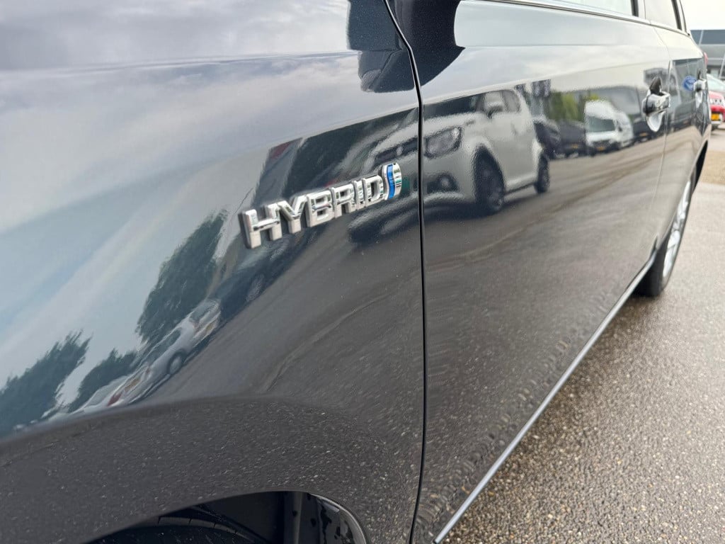 Toyota Auris 1.8 hybrid lease pro