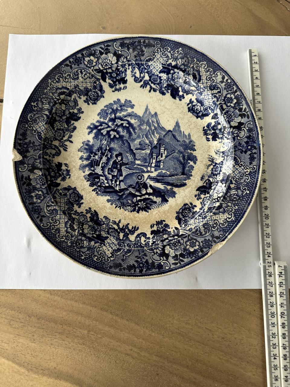 Diverse antieke borden en beeldjes