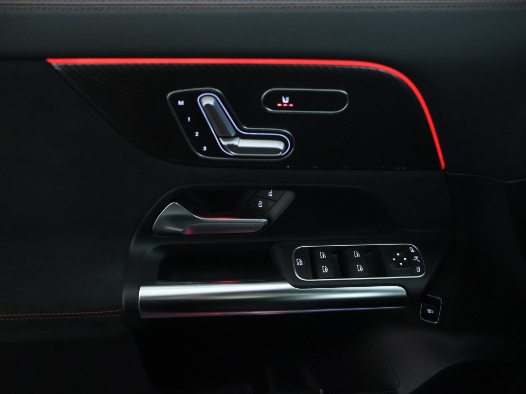 Mercedes-Benz Gla-klasse 180 business solution amg | sfeerverlichting | pan