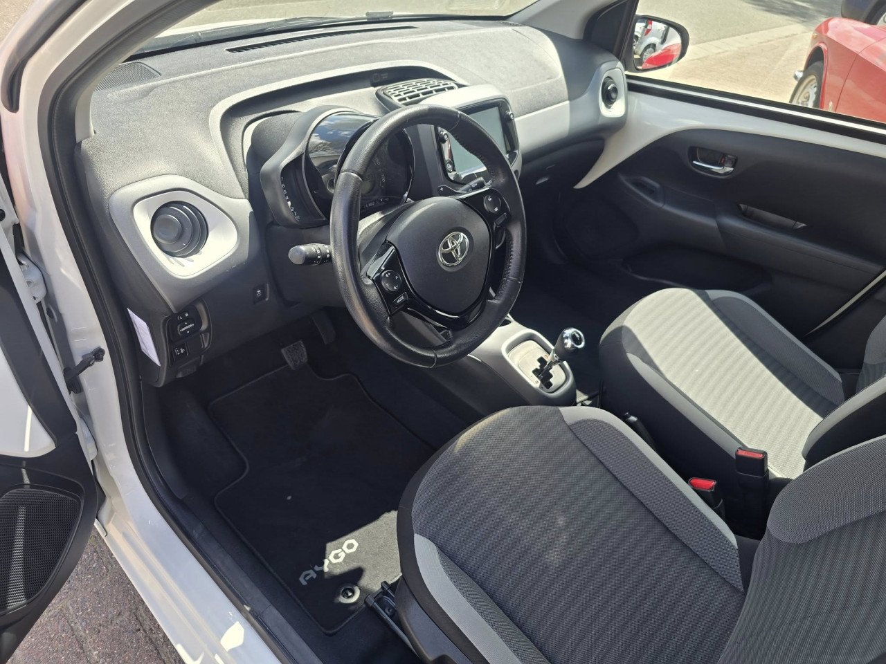 Toyota aygo 1.0 VVT-i x- city  AUTOMAAT!!!!! km13650