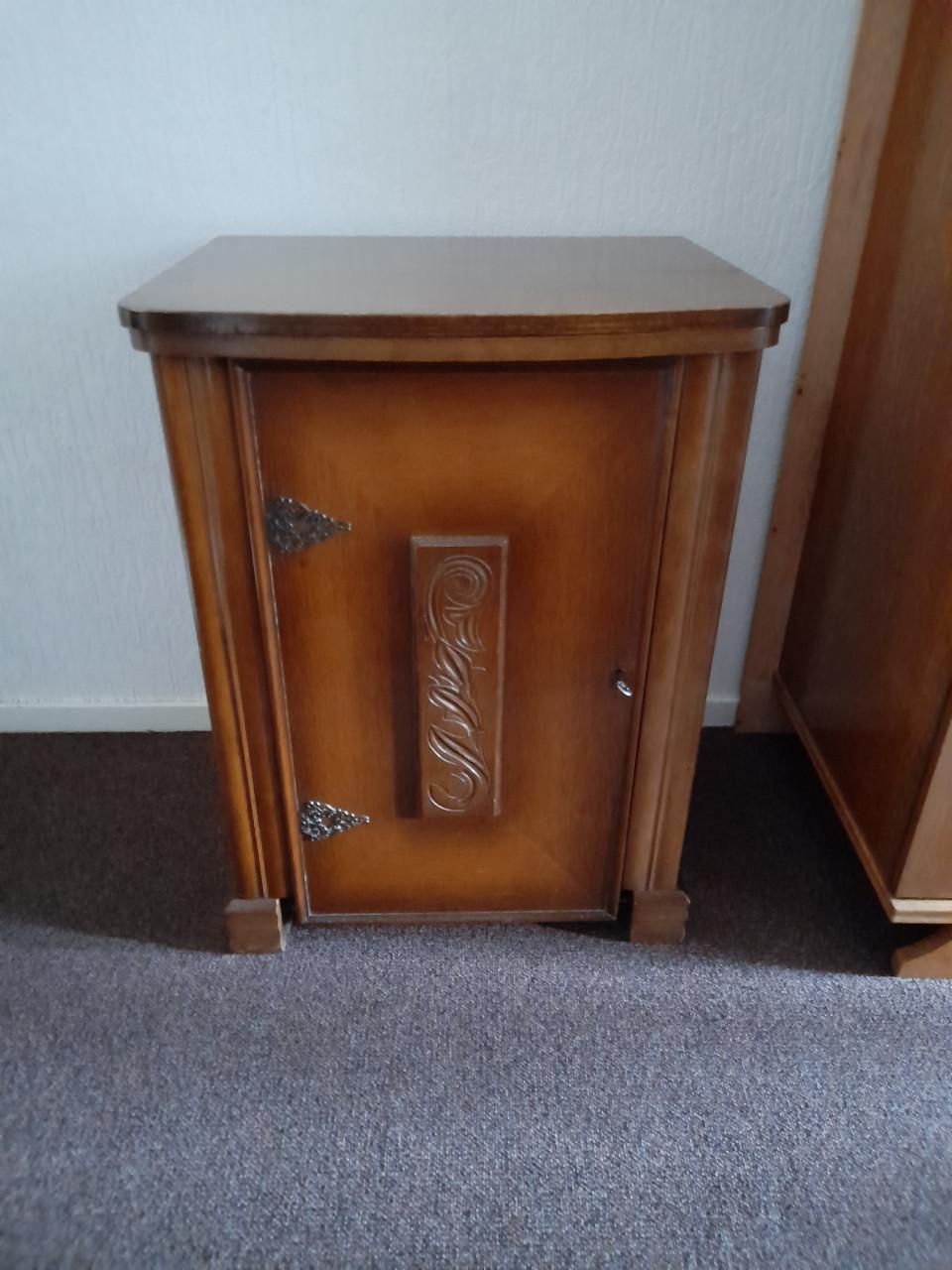 Naaimachine in houten kast, vintage