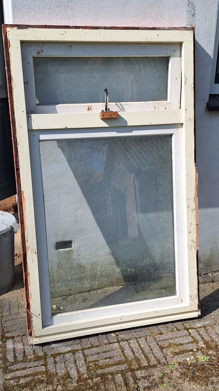 Houten 2 vaks kozijn met klepraam boven en dubbelglas