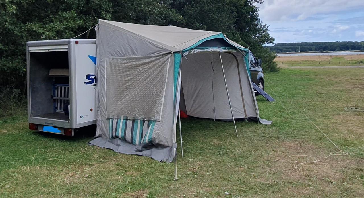 Voortent voor caravan of gesloten aanhangwagen