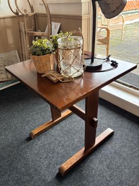 Houten tafel 70x70 en 75 cm hoog. Donkerbruin.