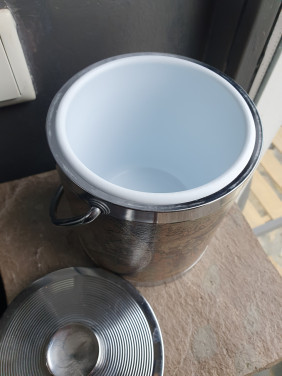 Jaren 70 heel mooie vintage ijsemmer AEG met oude wereldkaart...