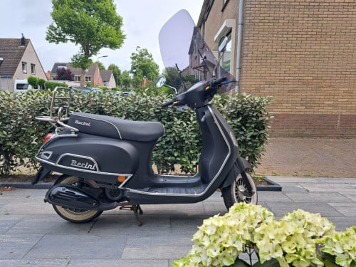 Snorscooter Berini Napoli incl. helm/slot. Starten en wegrijden!