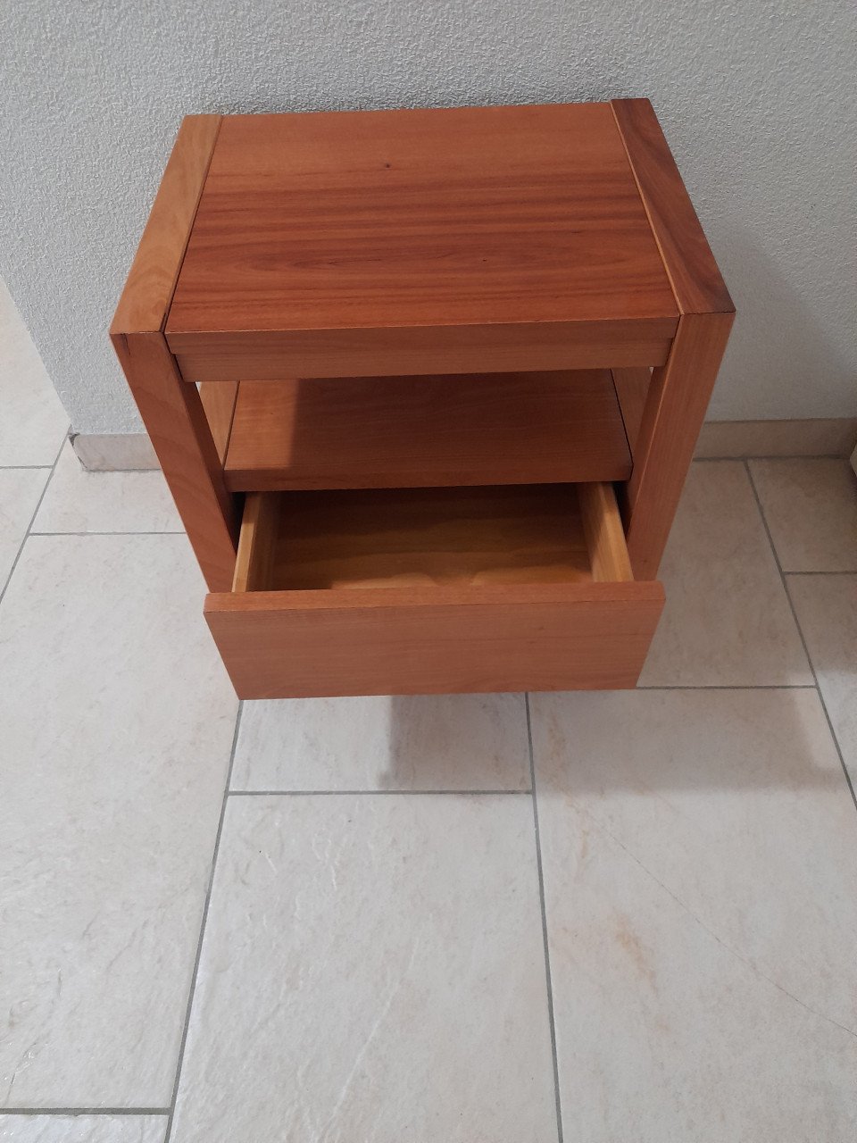 Nachtkastje 35 x 45x 50H (in goede nette staat )
