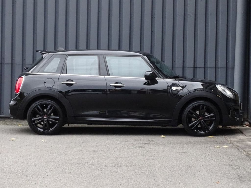 Mini Cooper mini 1.5 serious business automaat | jcw pack | king's cross