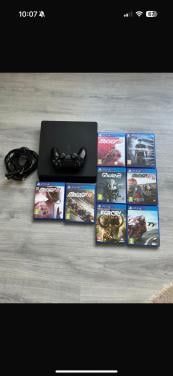 Playstation 4 Slim (1TB) + 8 games en tas