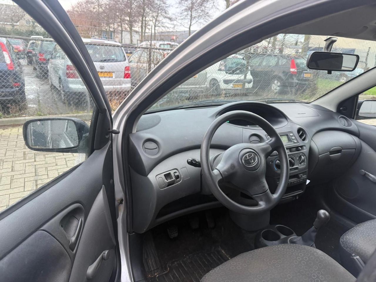 Toyota Yaris 1.0 VVT-i Terra 167.381KM