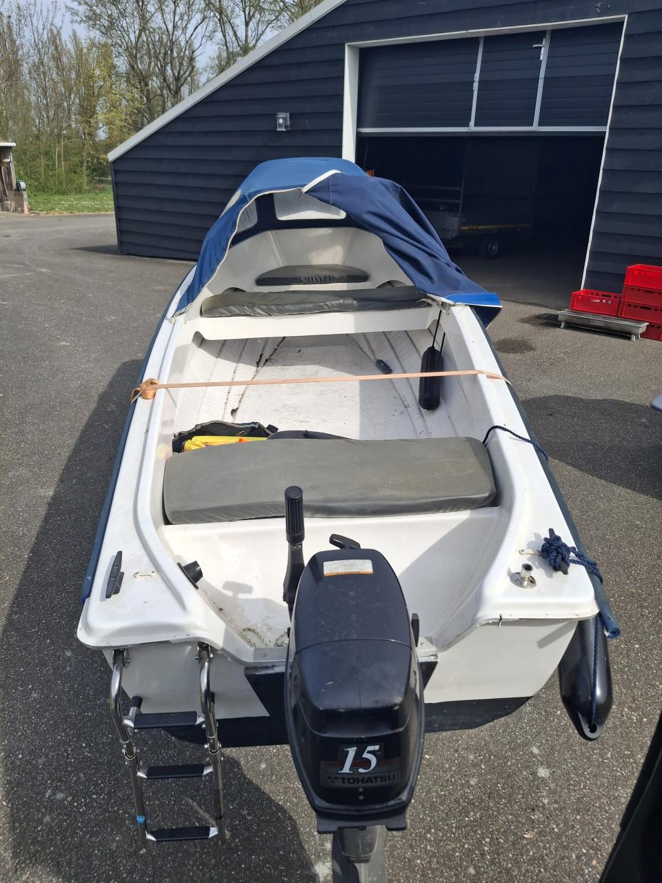 Motorboot met trailer en 15pk Tohatsu motor