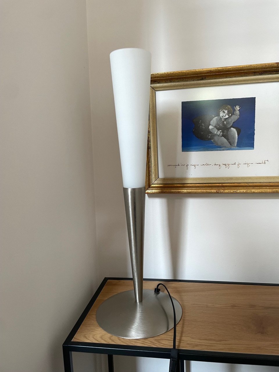 Moderne tafellamp met rvs voet