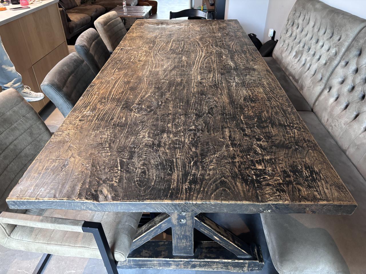 Robuuste landelijke eettafel