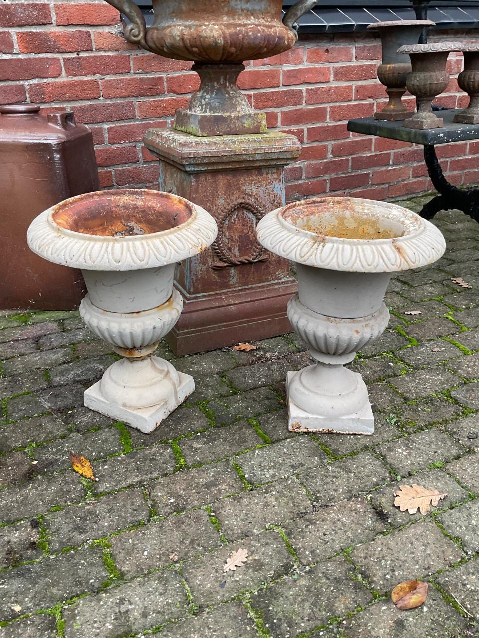 Diverse gietijzeren vazen