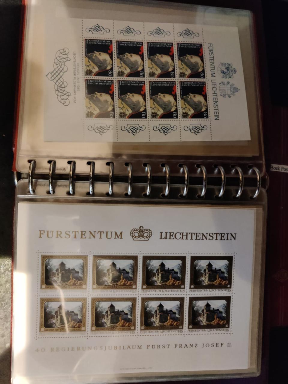 Klein mapje vol met blokken en specialiteiten Liechtenstein