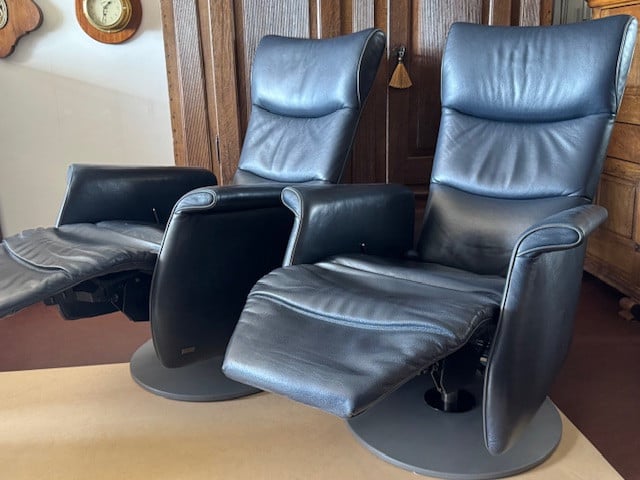 Prominent Twee relaxfauteuils/fauteuils /stoelen.
