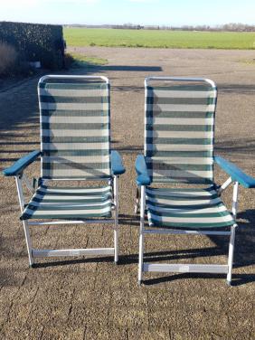 2 verstelbare tuinstoelen
