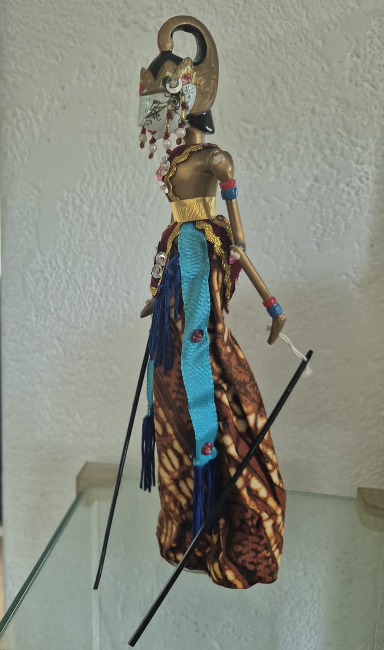 Vintage Indonesische wajang pop  (prins Arjuna?)  Handgemaakt,