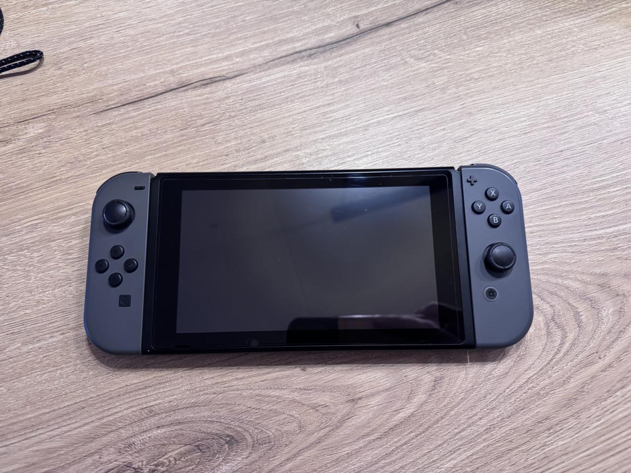 Nintendo Switch V1 grijs met accessoires.