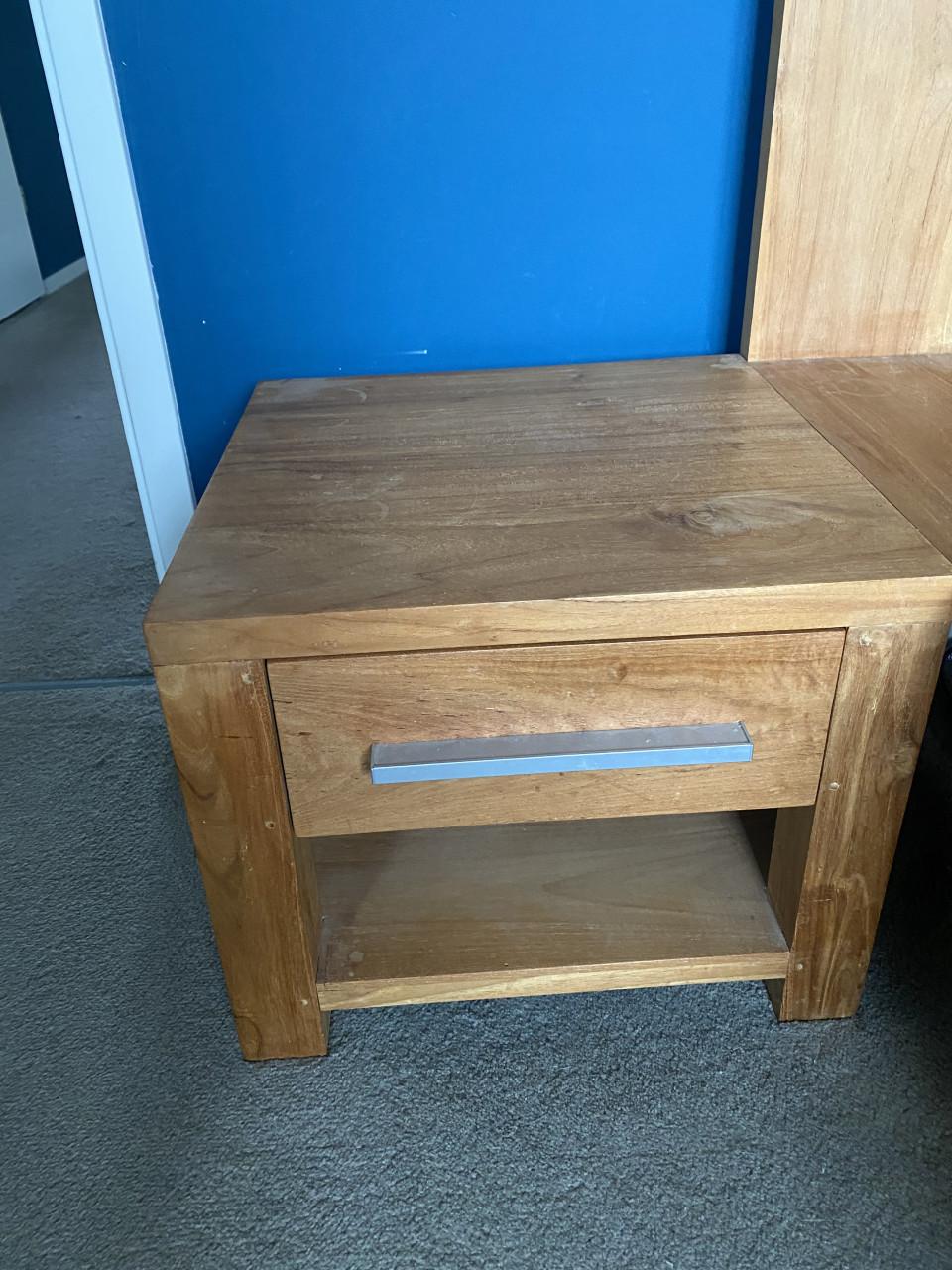 Tweepersoons teakhouten bed, elek verstelbaar, nachtkastjes