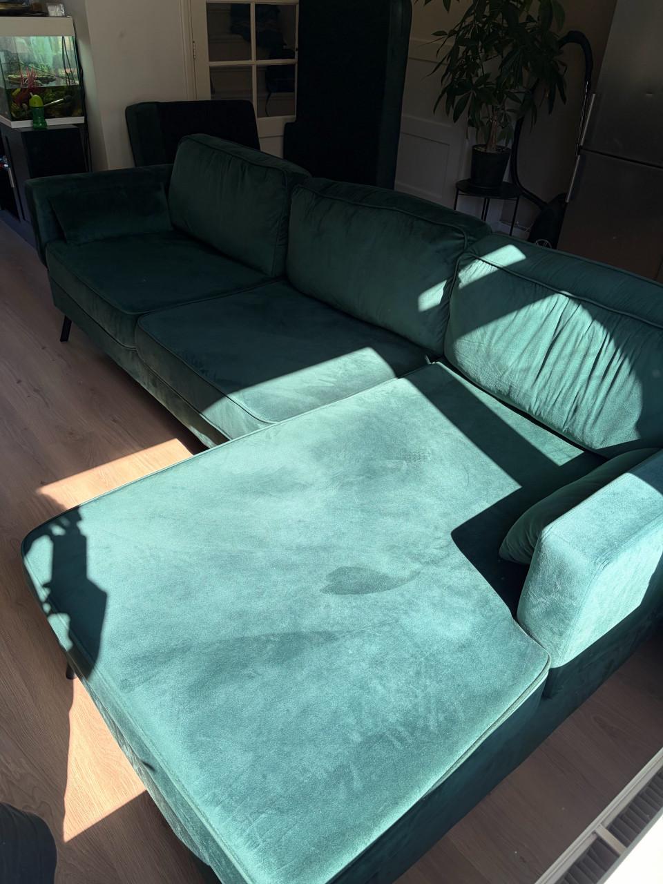 Donkergroene velvet hoekbank + 4 stoelen + 2 nieuwe kussens