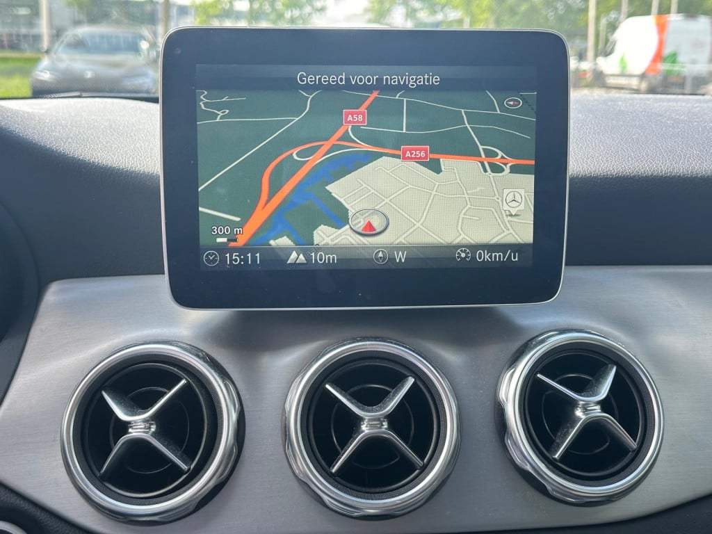 Mercedes-Benz Gla-klasse 250 premium plus l amg-line l panoramadak l led l 