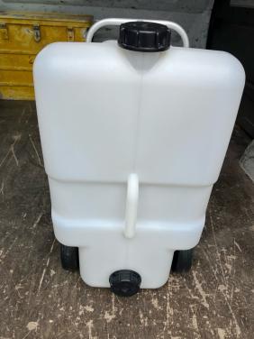 Jerrycan op wieltjes.