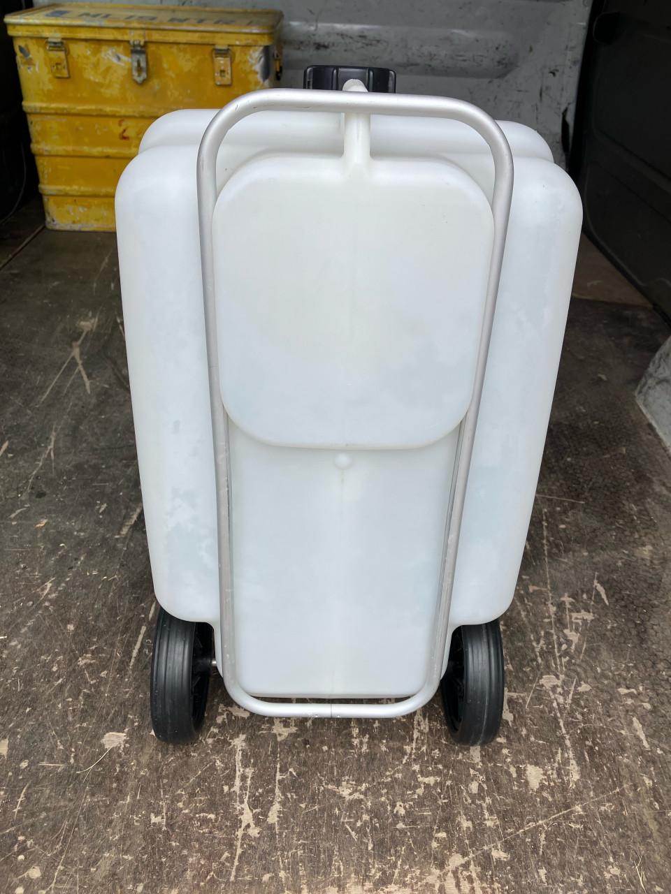 Jerrycan op wieltjes.