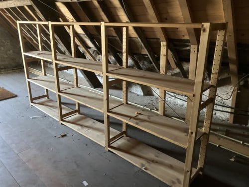 Magazijnstelling of stellingkast van hout