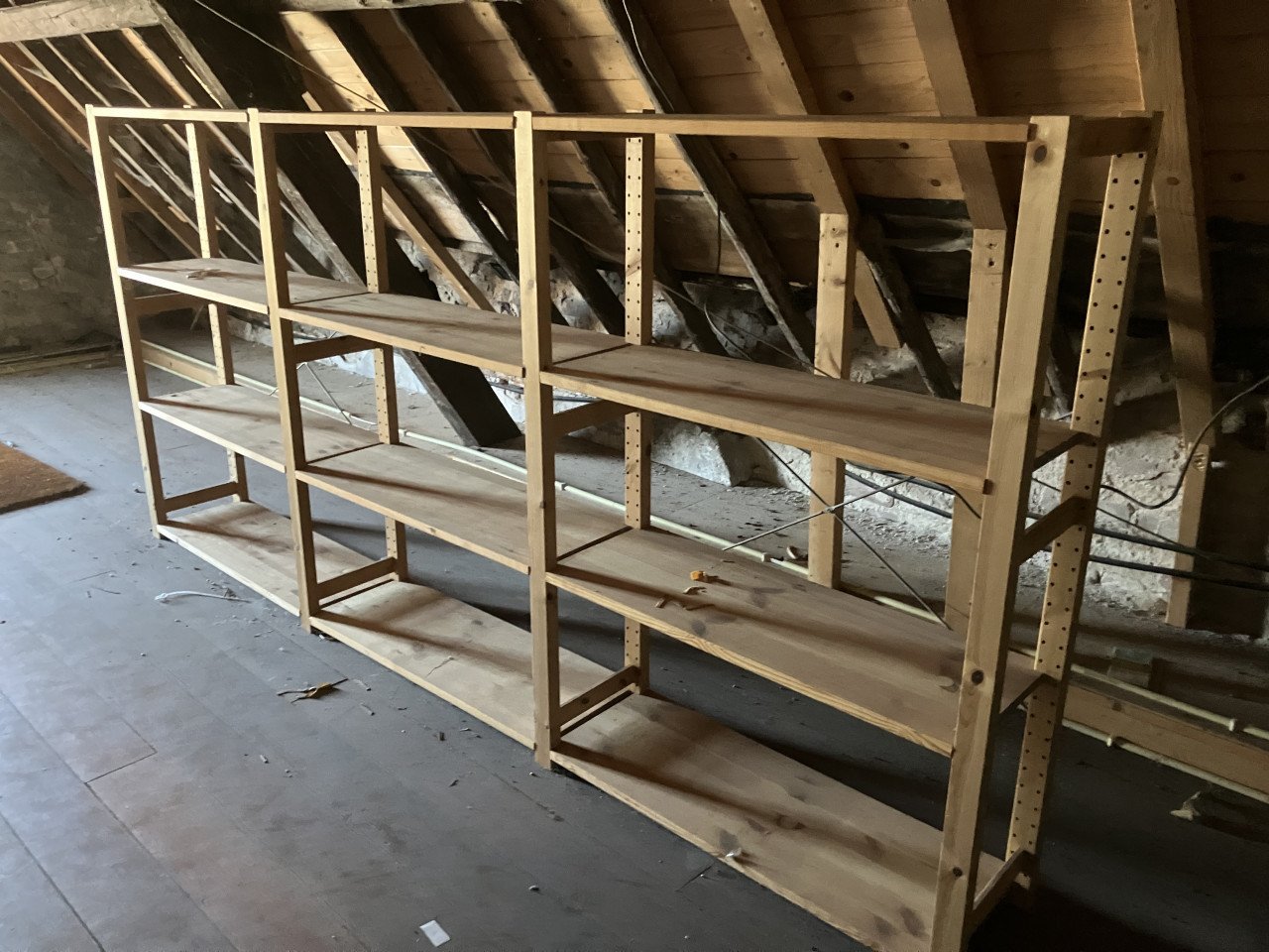 Magazijnstelling of stellingkast van hout