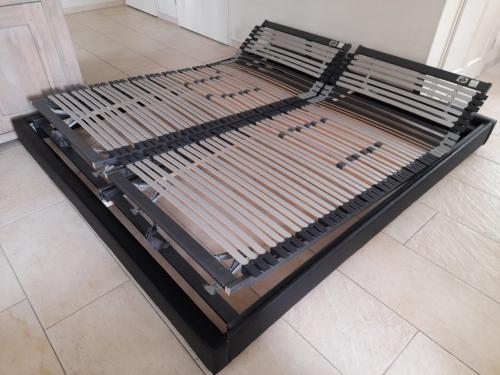 Zwart 180 x 200 bed met verstelbare lattenbodems (in goede nette staat)