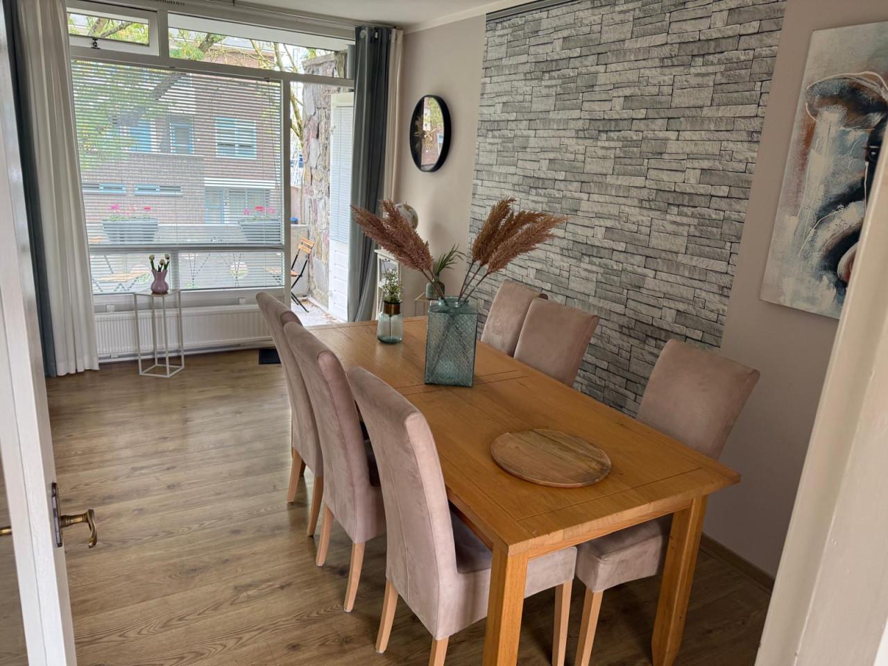 Eettafel met stoelen