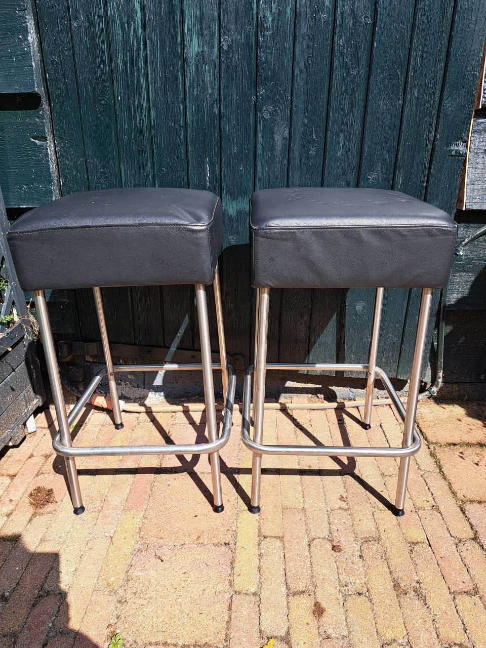 Partij stoelen en tafels