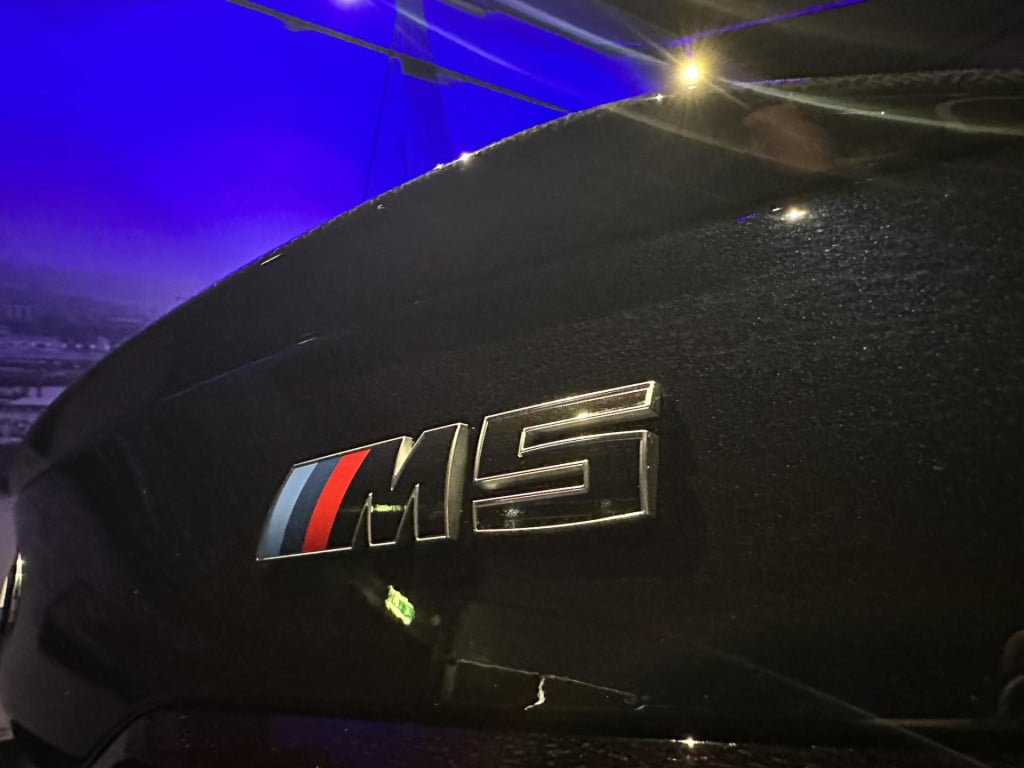 BMW M5 5-serie *limousine v8 m hybrid*carbon extr*b&w*alcantarahemel*nl-aut