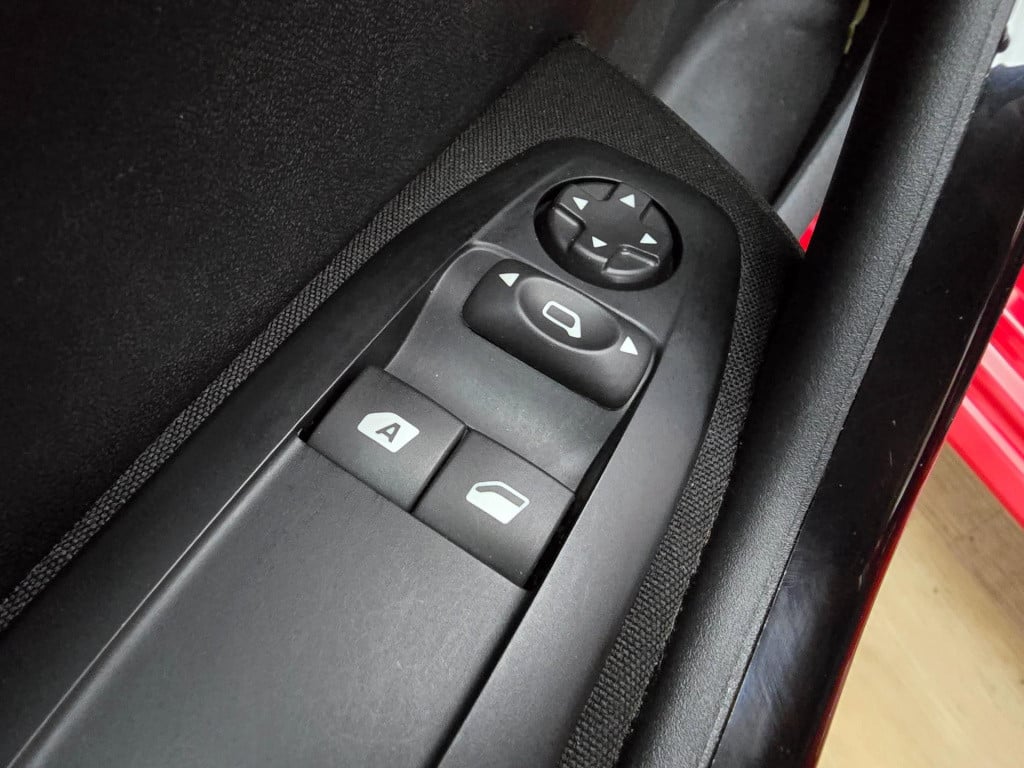 Peugeot 208 occasion met cruisecontrol en veel ruimte ook achterin | tweede